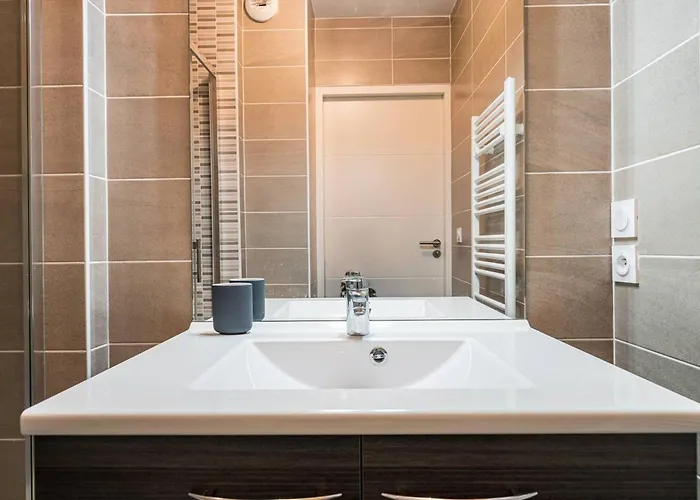 3 Pièces Neuf à Avec 2 Parkings, 4 Personnes - Fr-1-351-272 *